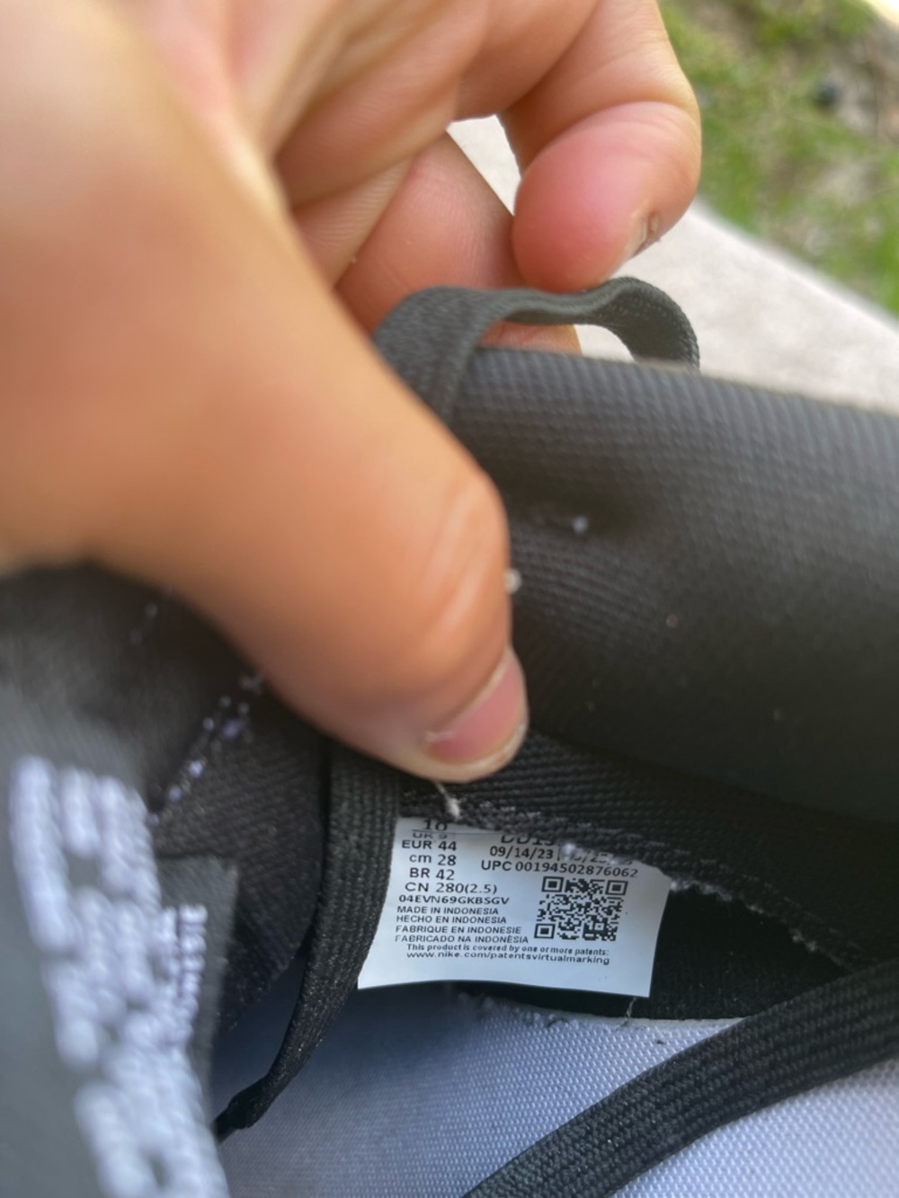 Nike Men's Black and White Low-Top Sneakers - Picture 4 of 6